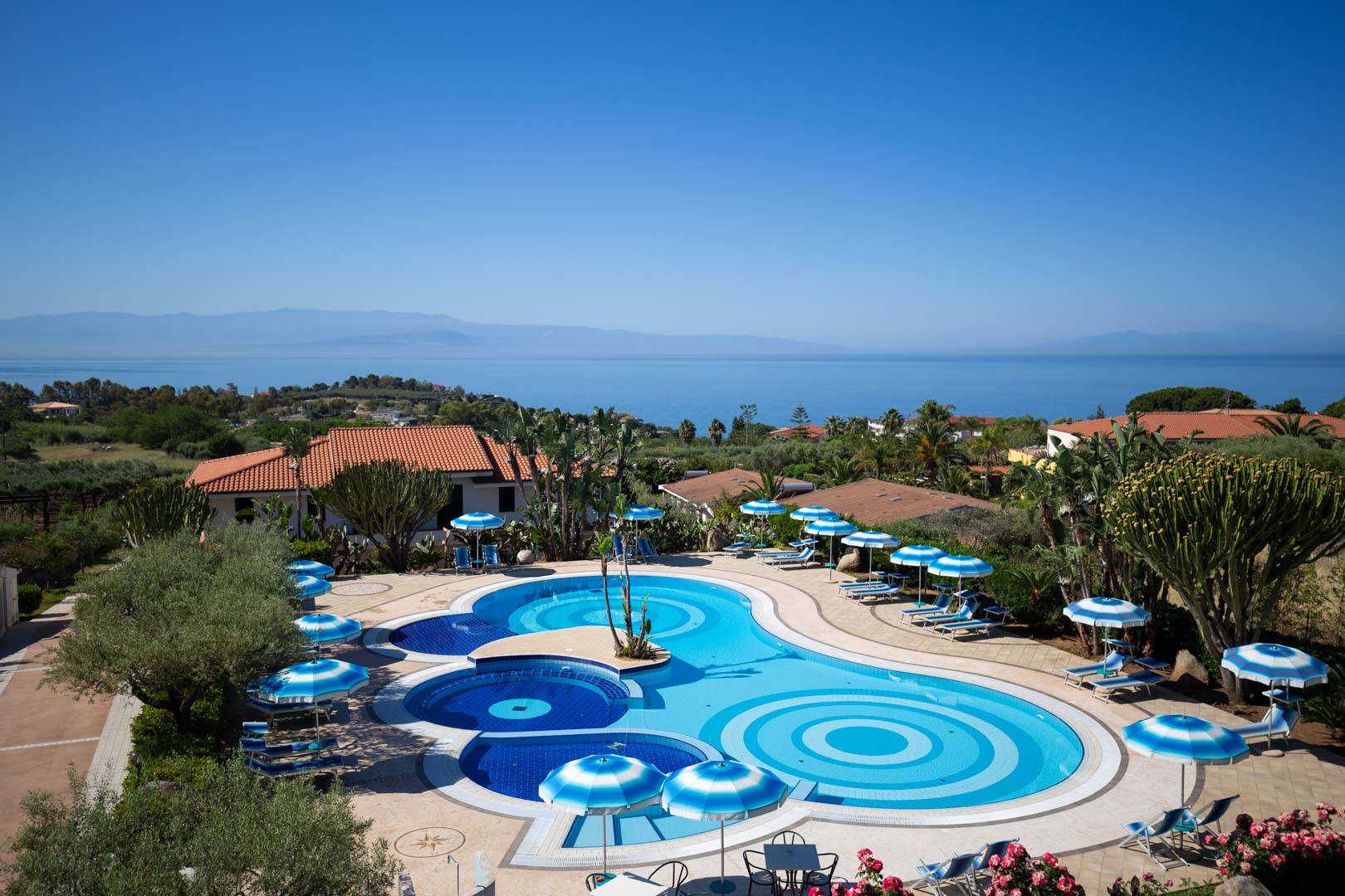 La piscina vista dalla sala ristorante dell'Hotel Residence il Gattopardo a Capo Vaticano vicino Tropea