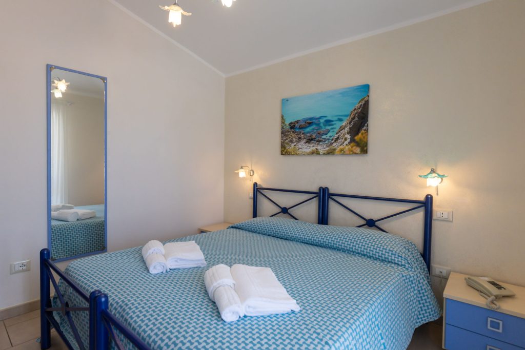 Le camere dell'Hotel Residence il Gattopardo a Capo Vaticano vicino Tropea sono luminose e ben arredate
